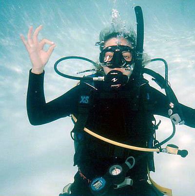 diver using hand signals underwater