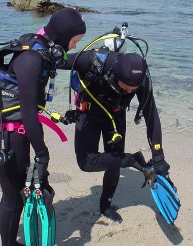 divers donning fins